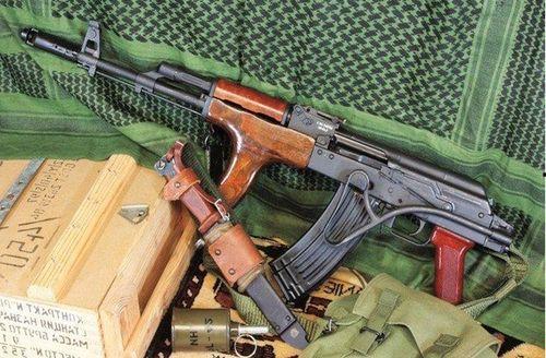 ak47射击钢板视频,AK47射击钢板，威力见证