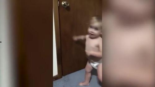 男孩互相玩小鸡视频,小鸡视频中的童年乐趣