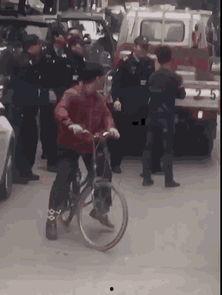 城管和交警打架视频,城管与交警冲突现场视频引发热议